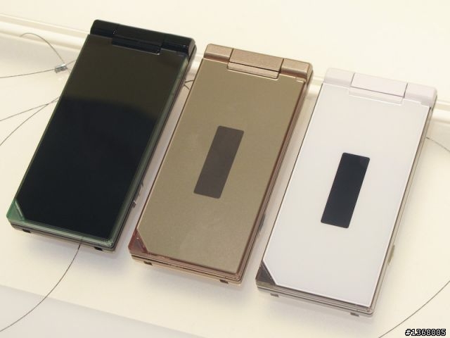 「SH-01B」12.1萬象素CCD元件水晶風格設計是SHARP為docomo定制的PRIME系列成員之一