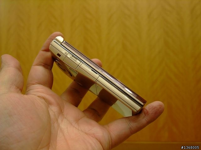 「SH-01B」12.1萬象素CCD元件水晶風格設計是SHARP為docomo定制的PRIME系列成員之一