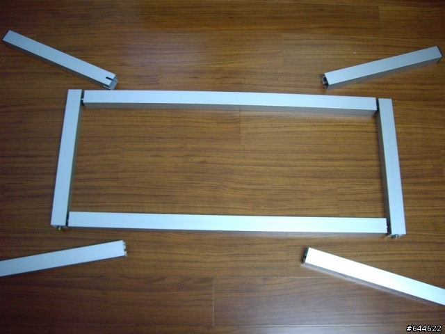 a small side table...小茶几....