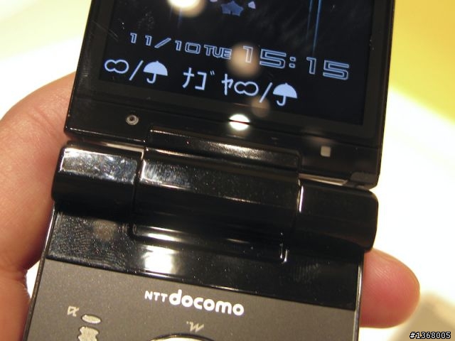 「SH-01B」12.1萬象素CCD元件水晶風格設計是SHARP為docomo定制的PRIME系列成員之一