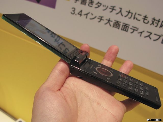 「SH-01B」12.1萬象素CCD元件水晶風格設計是SHARP為docomo定制的PRIME系列成員之一