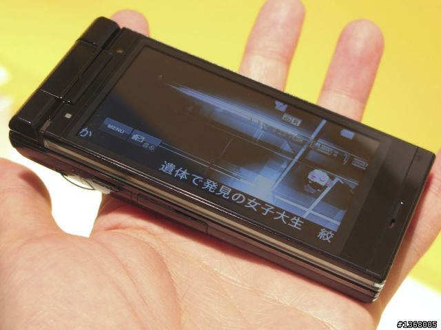 「SH-01B」12.1萬象素CCD元件水晶風格設計是SHARP為docomo定制的PRIME系列成員之一