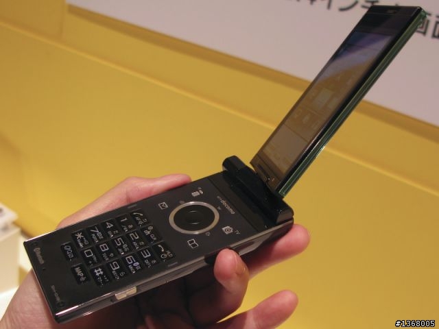 「SH-01B」12.1萬象素CCD元件水晶風格設計是SHARP為docomo定制的PRIME系列成員之一