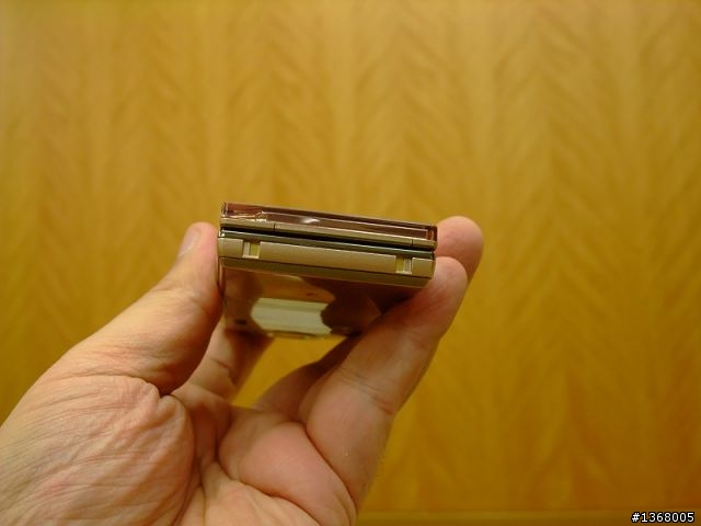 「SH-01B」12.1萬象素CCD元件水晶風格設計是SHARP為docomo定制的PRIME系列成員之一