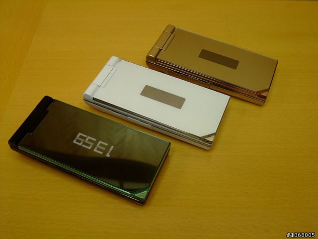 「SH-01B」12.1萬象素CCD元件水晶風格設計是SHARP為docomo定制的PRIME系列成員之一