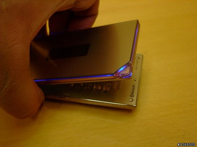 「SH-01B」12.1萬象素CCD元件水晶風格設計是SHARP為docomo定制的PRIME系列成員之一