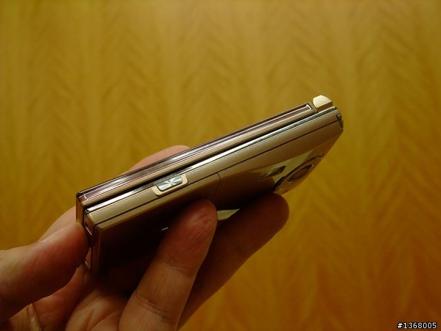 「SH-01B」12.1萬象素CCD元件水晶風格設計是SHARP為docomo定制的PRIME系列成員之一