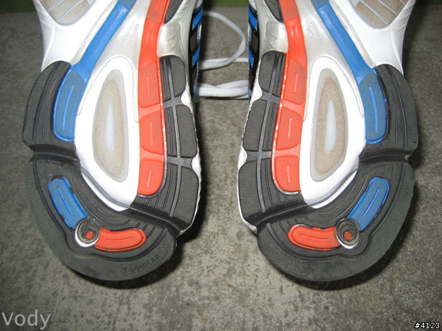 一款內旋過度跑者不能錯過的穩定型慢跑鞋---adidas Supernova Sequence 2
