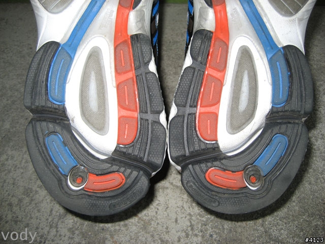 一款內旋過度跑者不能錯過的穩定型慢跑鞋---adidas Supernova Sequence 2
