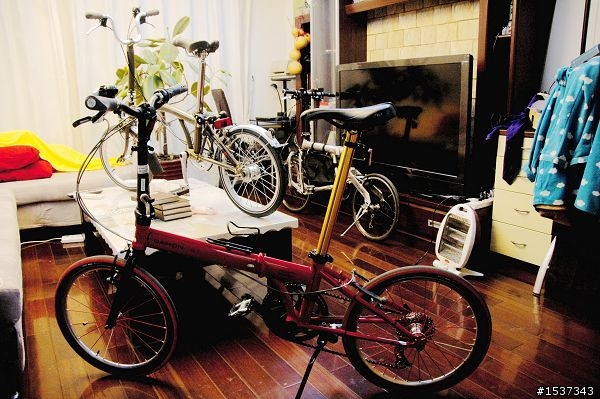 小弟新来的,新买小布,发表一篇(不动声色的优雅。入手小布(brompton)谈感觉),同时在77bike发表