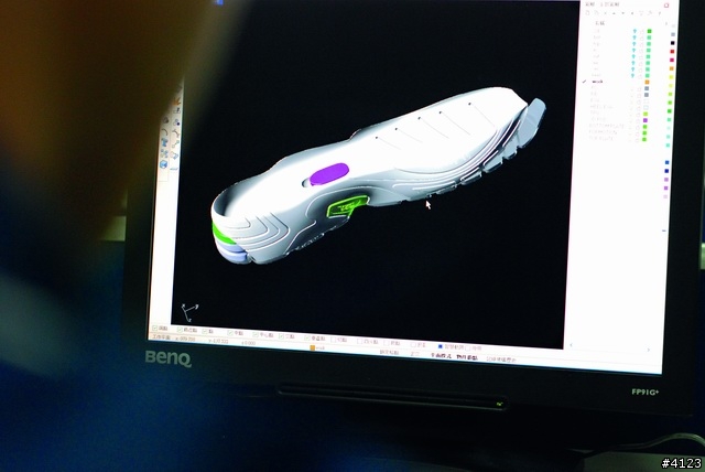 一款內旋過度跑者不能錯過的穩定型慢跑鞋---adidas Supernova Sequence 2