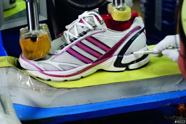 一款內旋過度跑者不能錯過的穩定型慢跑鞋---adidas Supernova Sequence 2