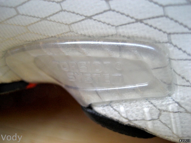 一款內旋過度跑者不能錯過的穩定型慢跑鞋---adidas Supernova Sequence 2