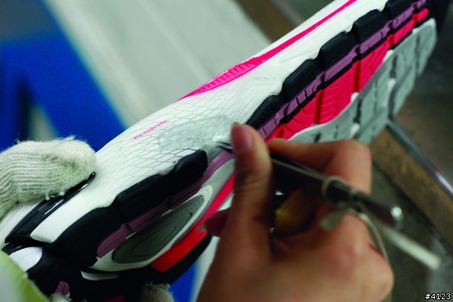 一款內旋過度跑者不能錯過的穩定型慢跑鞋---adidas Supernova Sequence 2