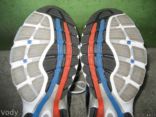 一款內旋過度跑者不能錯過的穩定型慢跑鞋---adidas Supernova Sequence 2