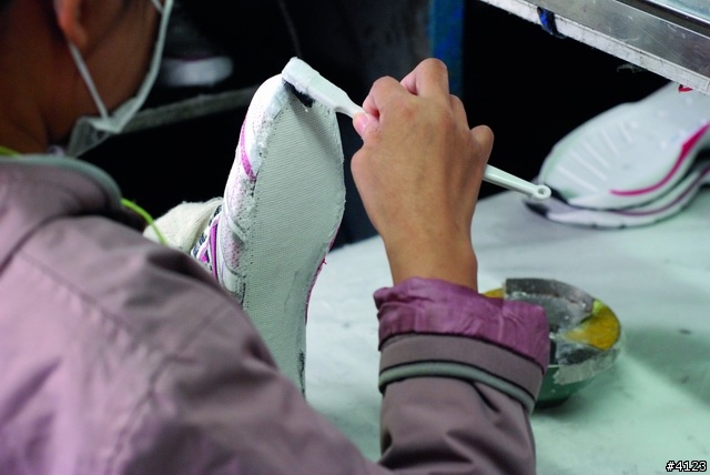 一款內旋過度跑者不能錯過的穩定型慢跑鞋---adidas Supernova Sequence 2