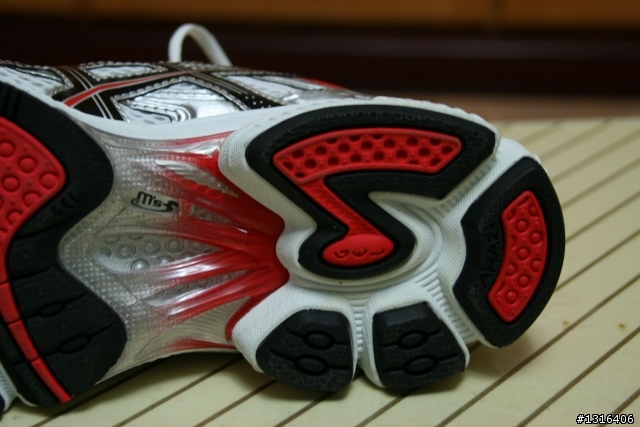 Asics 避震款慢跑鞋 Cumulus-11 分享