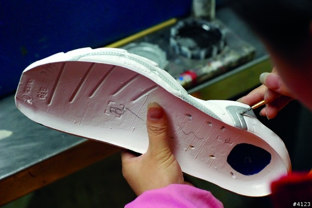 一款內旋過度跑者不能錯過的穩定型慢跑鞋---adidas Supernova Sequence 2