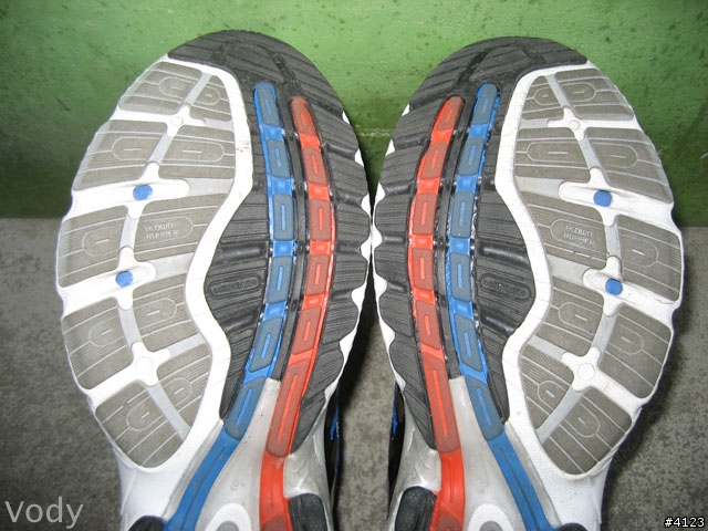 一款內旋過度跑者不能錯過的穩定型慢跑鞋---adidas Supernova Sequence 2