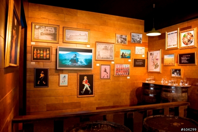 JOHNNIE WALKER打造信義區巨型、耀眼之裝置藝術 並展開「醇.層次無界-JOHNNIE WALKER威士忌之最調和工藝巡禮」活動