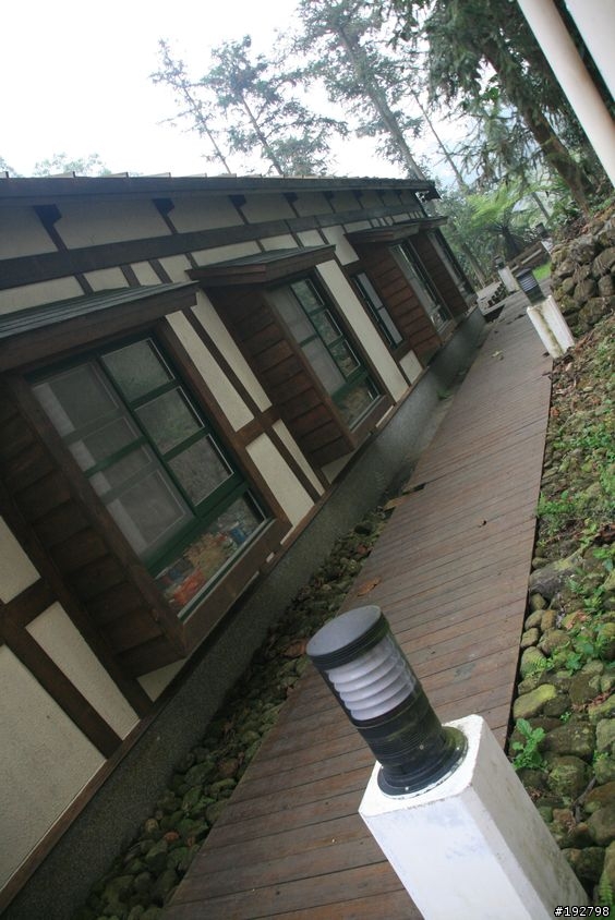 ☆霧鎖山林雲隱天,溪頭賞景練身體☆(二)木造屋~內湖國民小學