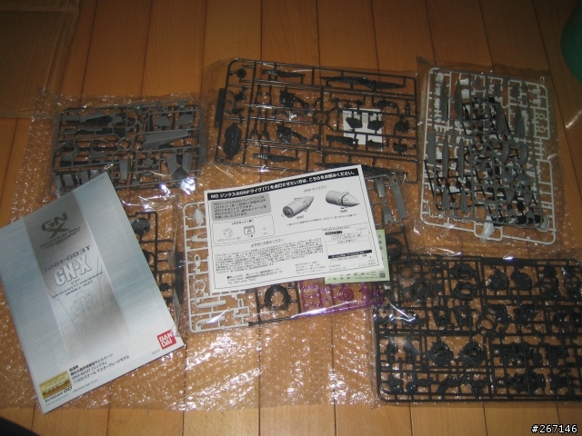 MG GN-X 沒有專業的場景只有破破的電腦桌