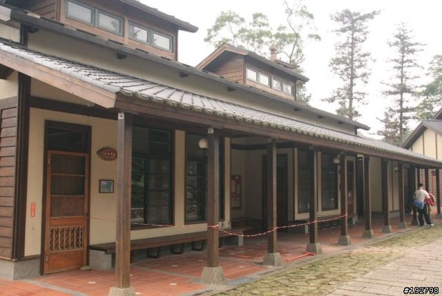 ☆霧鎖山林雲隱天,溪頭賞景練身體☆(二)木造屋~內湖國民小學