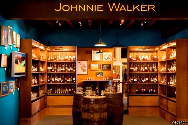 JOHNNIE WALKER打造信義區巨型、耀眼之裝置藝術 並展開「醇.層次無界-JOHNNIE WALKER威士忌之最調和工藝巡禮」活動