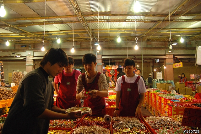 逛年貨大街,可以讓今年趕快過嗎???