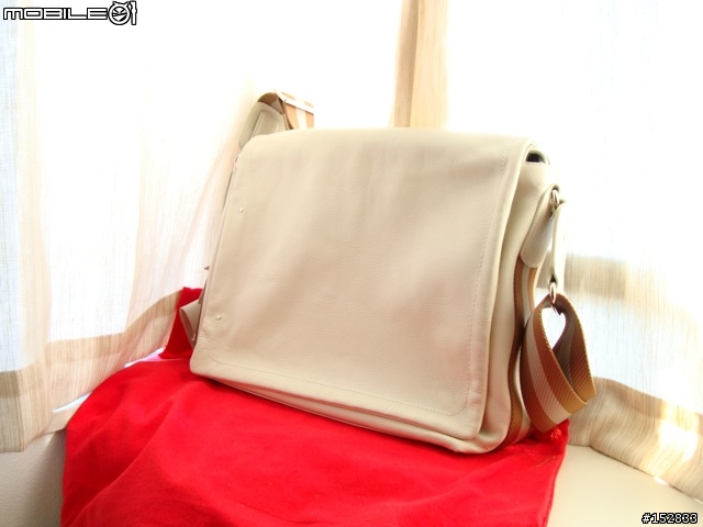 BALLY 白色款 Messenger 真皮斜背包