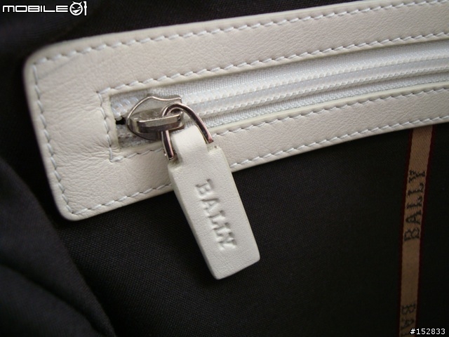 BALLY 白色款 Messenger 真皮斜背包