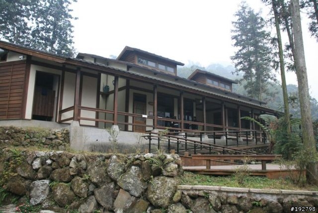 ☆霧鎖山林雲隱天,溪頭賞景練身體☆(二)木造屋~內湖國民小學