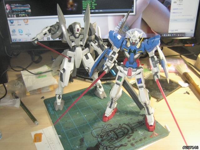 MG GN-X 沒有專業的場景只有破破的電腦桌