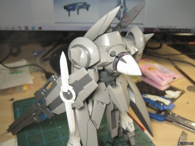MG GN-X 沒有專業的場景只有破破的電腦桌