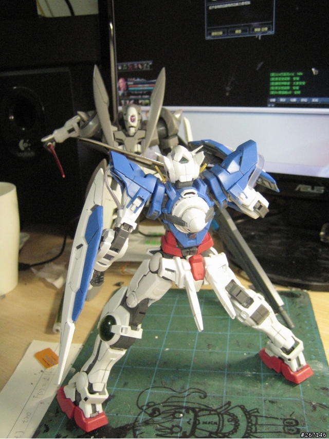 MG GN-X 沒有專業的場景只有破破的電腦桌