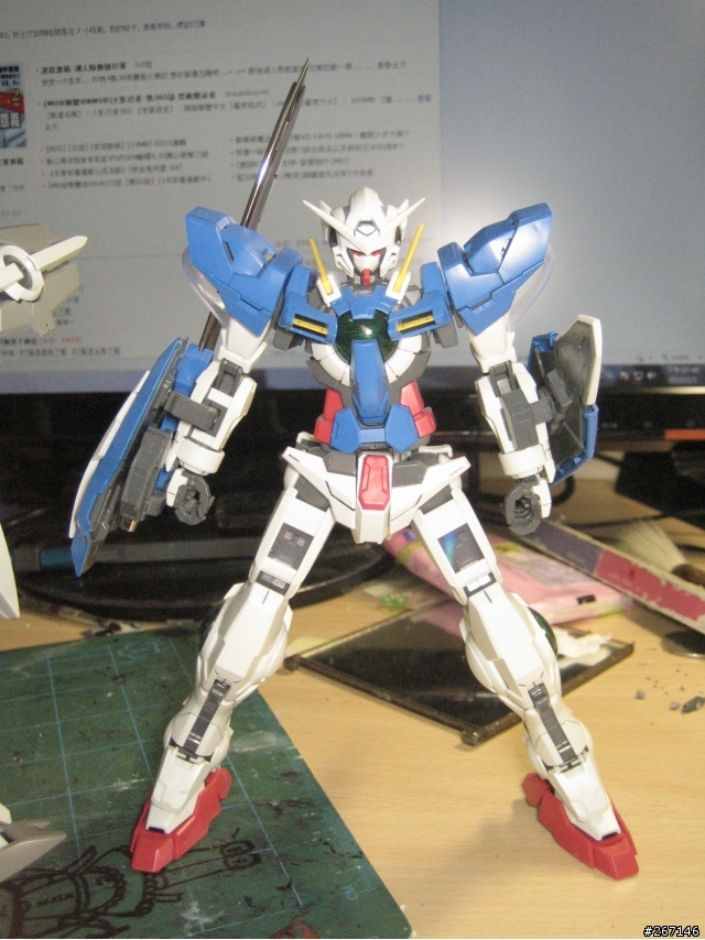MG GN-X 沒有專業的場景只有破破的電腦桌
