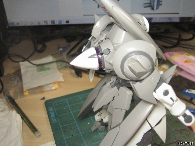MG GN-X 沒有專業的場景只有破破的電腦桌