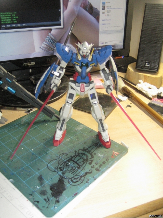 MG GN-X 沒有專業的場景只有破破的電腦桌