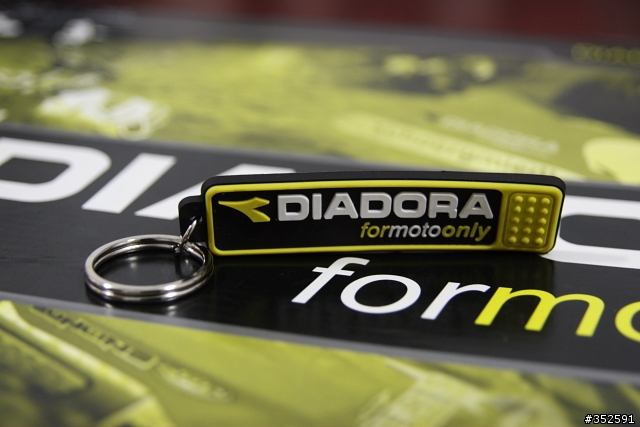 DIADORA 年終特賣會卻挑了不在名單內的XTREME AIR車靴...
