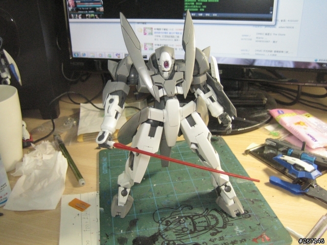 MG GN-X 沒有專業的場景只有破破的電腦桌