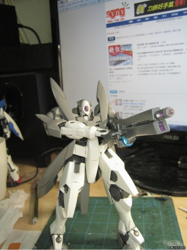 MG GN-X 沒有專業的場景只有破破的電腦桌
