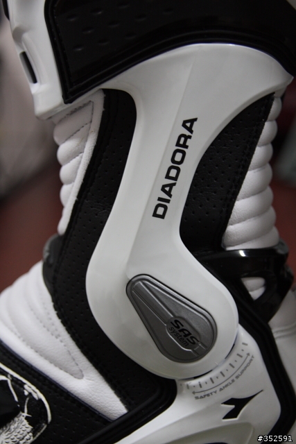 DIADORA 年終特賣會卻挑了不在名單內的XTREME AIR車靴...