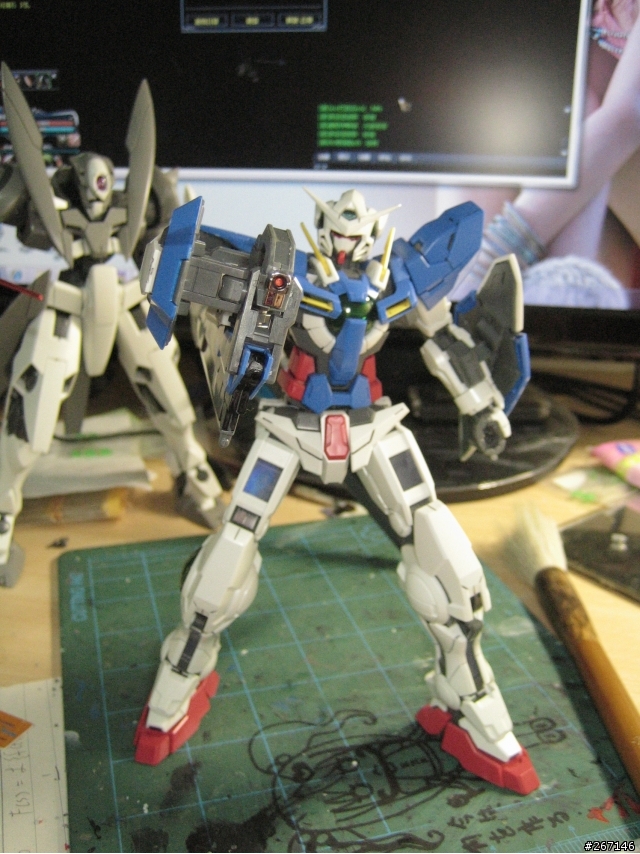 MG GN-X 沒有專業的場景只有破破的電腦桌