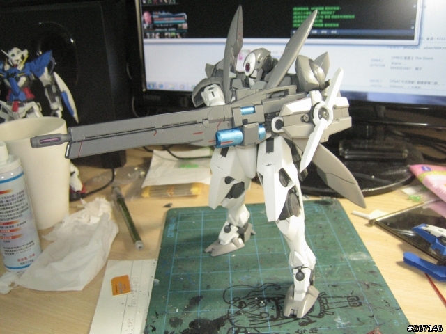 MG GN-X 沒有專業的場景只有破破的電腦桌