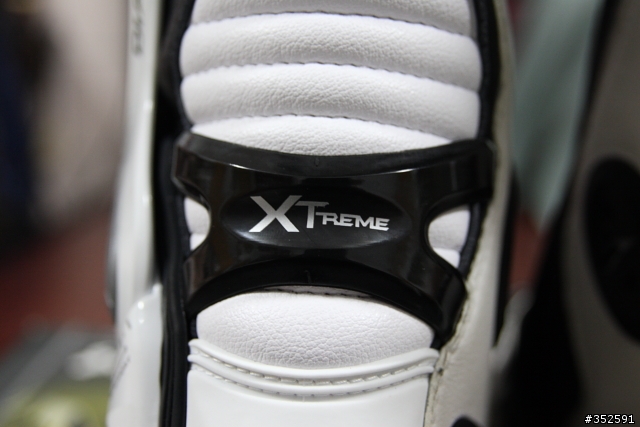 DIADORA 年終特賣會卻挑了不在名單內的XTREME AIR車靴...