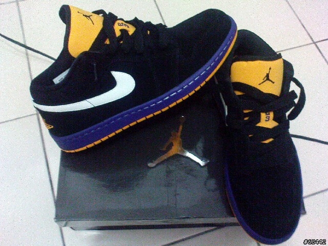 一高一低..一白一黑的 喬丹一代~~~JORDAN 1 Retro