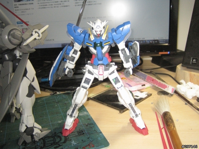 MG GN-X 沒有專業的場景只有破破的電腦桌
