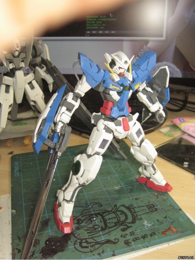 MG GN-X 沒有專業的場景只有破破的電腦桌