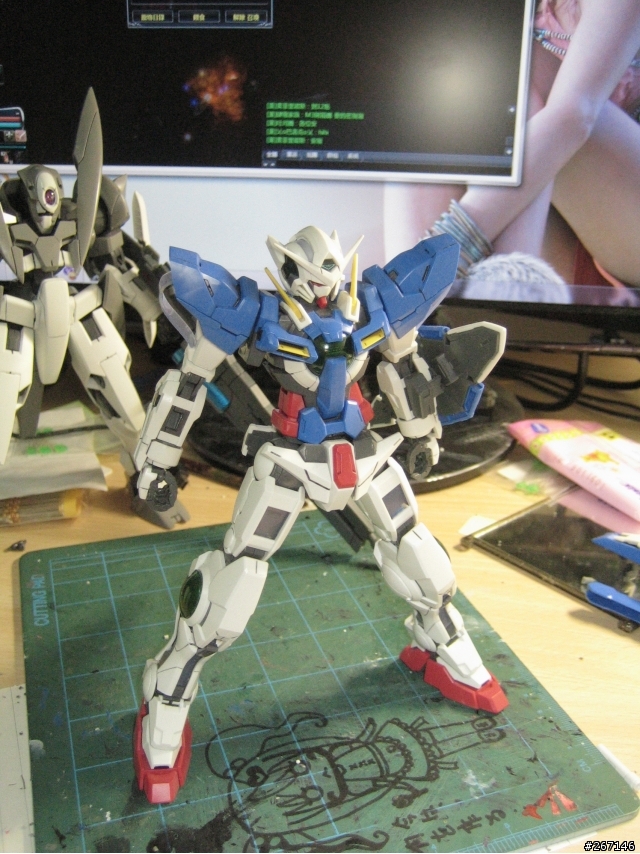 MG GN-X 沒有專業的場景只有破破的電腦桌