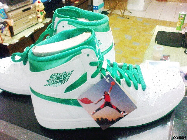 一高一低..一白一黑的 喬丹一代~~~JORDAN 1 Retro